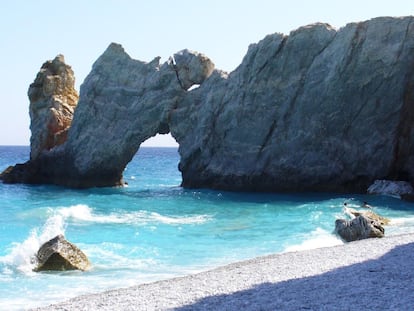 Playa de Lalaria, en Esciatos. Es una de las más bellas de Grecia, protegida por su dificultad en el acceso.