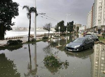 Tramo del paseo marítimo de Riazor, que ayer se vino abajo por el temporal.