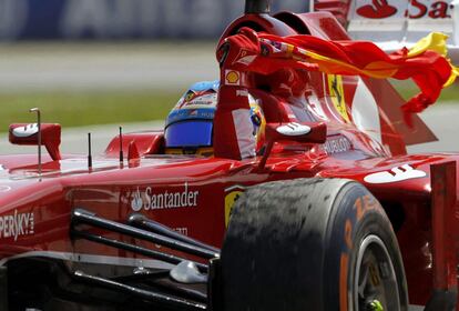 El Circuit baila al ritmo de Alonso. El asturiano celebra la segunda victoria en Motmeló, 20 de noviembre de 2013.