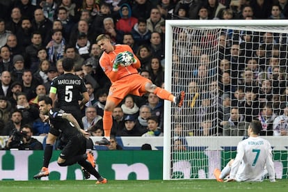 El portero del PSG Alphonse Areola para un tiro a puerta.