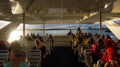 Pasajeros del ferri entre Dar es Salaam y Zanzíbar, a primera hora de la mañana.