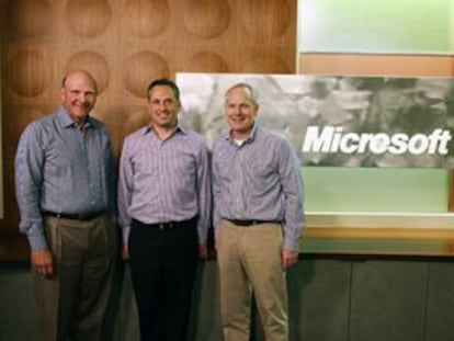 El máximo responsable de Microsoft, Steve Ballmer y el presidente de la división Office flanquean a David Sacks, creador de Yammer.