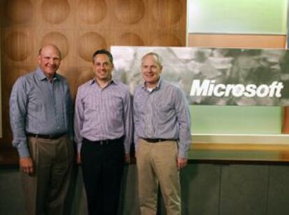El máximo responsable de Microsoft, Steve Ballmer y el presidente de la división Office flanquean a David Sacks, creador de Yammer.