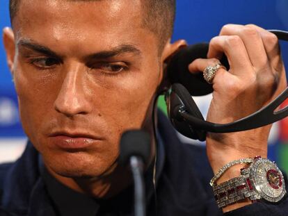 Cristiano Ronaldo durante la conferencia de prensa de este lunes en Old Trafford con el exclusivo reloj en su muñerca.