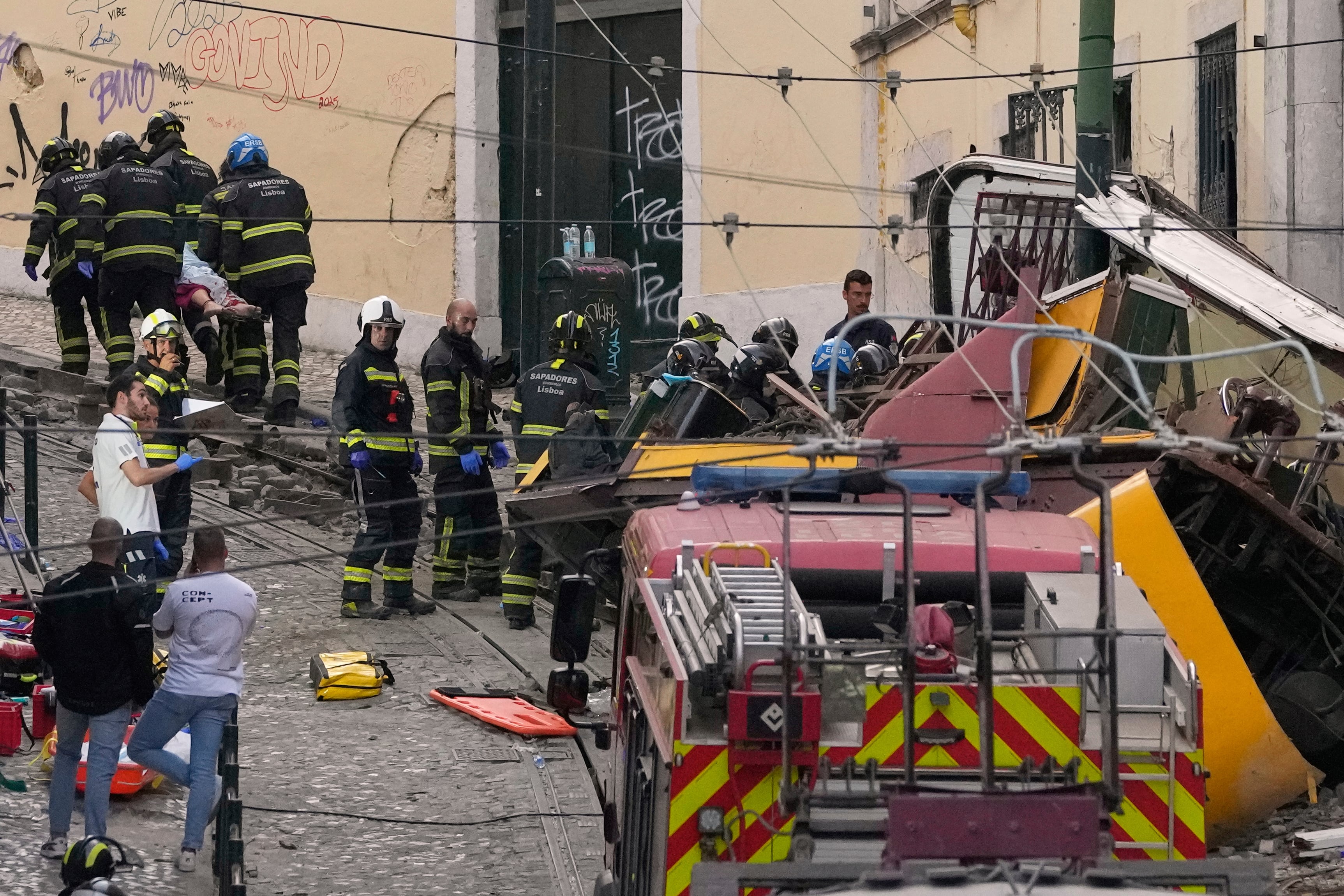 15 muertos y 23 heridos al descarrilar un funicular en el centro histórico de Lisboa