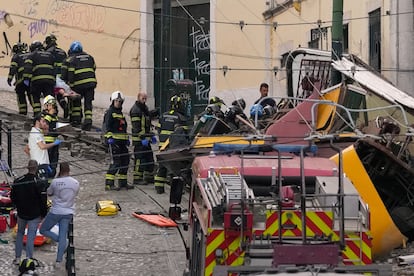 Los bomberos rescatan pasajeros del funicular siniestrado en Lisboa.