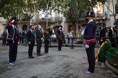 Quim Torra, en el centro, encabeza la ofrenda floral al monumento de Rafel Casanova.