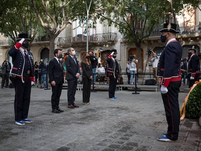 Quim Torra, en el centro, encabeza la ofrenda floral al monumento de Rafel Casanova.