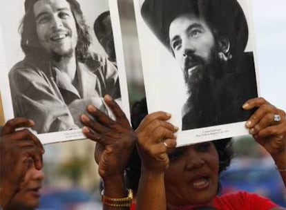 Homenaje al jefe revolucionario Camilo Cienfuegos, en la imagen de la derecha, ayer en La Habana.