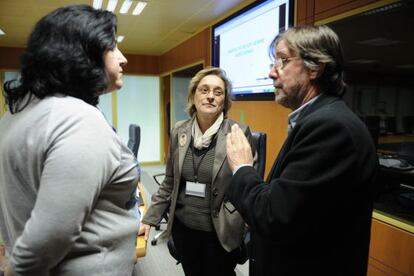 Miren Dorronsoro, en el centro, durante su comparecencia en el Parlamento.