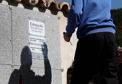 Los fusilados recuperados de una fosa común yacen ahora en el cementerio de Cuevas del Valle con una lápida con su nombre y apellidos. 