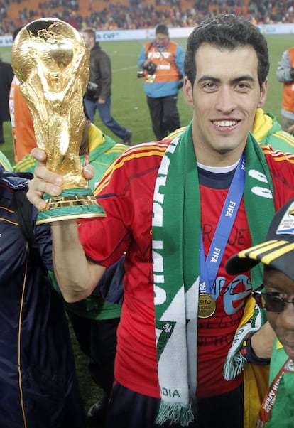 Sergio Busquets con la Copa del Mundo. 