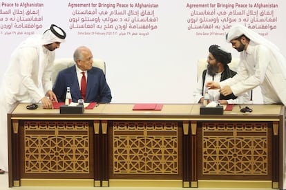 El embajador estadounidense Zalmay Khalilzad (izquierda) y el jefe negociador talibán, Abdulghani Baradar, en la firma del acuerdo para la retirada de las tropas norteamericanas de Afganistán, en Qatar el pasado febrero.