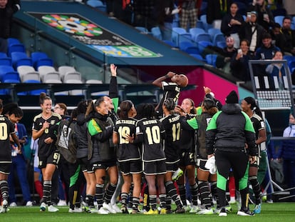 Deneisha Blackwood es manteada por sus compañeras después de empatar contra la selección francesa en su debut en la FIFA Women's World Cup.