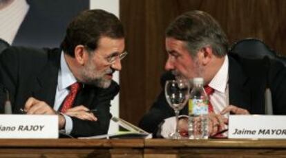 Rajoy conversa con Mayor Oreja, en la presentación de un libro en Madrid en 2007.