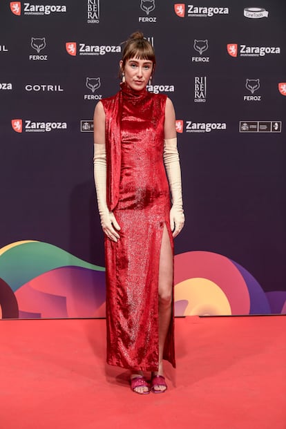 Almudena Amor ha elegido un vestido rojo sin mangas de aire oriental y lentejuelas.