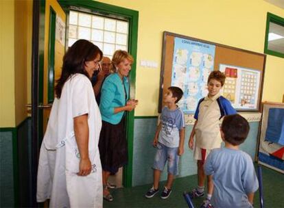 La presidenta de la Comunidad de Madrid, Esperanza Aguirre, durante la visita a un colegio en 2006.