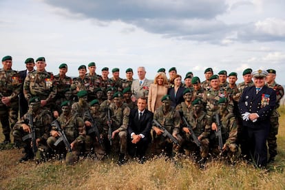 El presidente de Francia, Emmanuel Macron, su mujer Brigitte (al centro), la ministra francesa de Defensa Florence Parly, y el jefe del ejército francés Francois Lecointre, posan para los medios junto al equipo del comando Kieffer, una unidad de comando de Fusiliers Marins de la Marina Francesa Libre, en Colleville-Montgomery, Normandía (Francia).