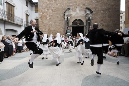 Bailarines danzan el Ball Cerdà en Tremp, en el Pallars Jussà (Lleida), en 2018.