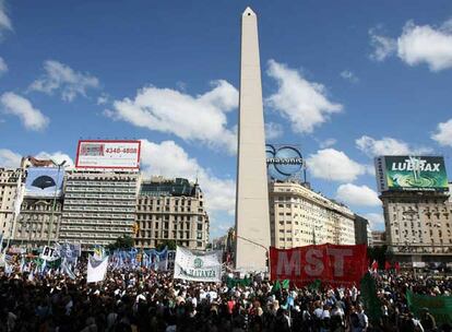 Miles de personas se han concentrado en el Obelisco porteño y, tras alcanzar la Casa de Neuquén, se han reunido frentea la Casa Rosada, sede del Gobierno federal. Los manifestantes querían repudiar la muerte de un docente, Carlos Fuentealba, en medio de la represión policial a una protesta en la sureña provincia de Neuquén la semana pasada.