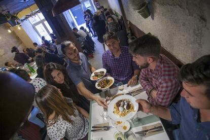 Varios clientes disfrutan de los platos vegetarianos del restaurante Vega, en Madrid.