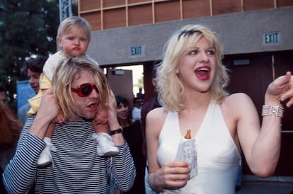 “Todo mundo gostava de Kurt Cobain e ele fez discos espetaculares. Courtney Love também fez álbuns muito bons, mas continua sendo uma das mulheres mais odiadas. Ele é uma lenda imutável, mas ela conseguiu transformar uma péssima fama em arma de sedução em massa. ‘Nevermind’ é um álbum melhor que ‘Live Through This’ (disco de Hole, a banda de Courtney Love), mas hoje ‘Live Through This’ me interessa muito mais. Sem qualquer ironia.” Carlos Primo, jornalista cultural e de moda. Na foto, Kurt e Courtney com a filha Frances Bean Cobain, na entrada do Video Music Awards da MTV de 1993.