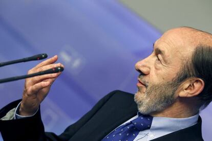 Rubalcaba, en la rueda de prensa con el líder de los socialistas aragoneses, Javier Lambán.