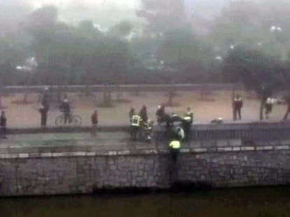 Police help pull Romero Taboada from the river.