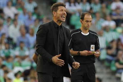 El entrenador del Atlético de Madrid, Simeone, durante el partido.