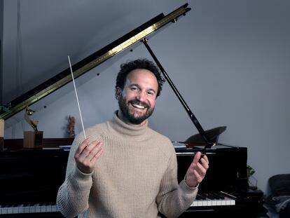 El compositor Juan Antonio Simarro fotografiado en su casa de Madrid el 29 de diciembre.