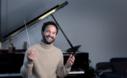 El compositor Juan Antonio Simarro fotografiado en su casa de Madrid el 29 de diciembre.