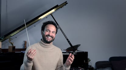 El compositor Juan Antonio Simarro fotografiado en su casa de Madrid el 29 de diciembre.