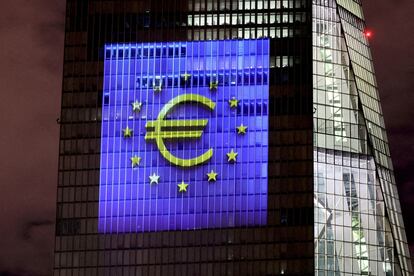 Logo del euro proyectado sobre el edificio del BCE en Fráncfort.