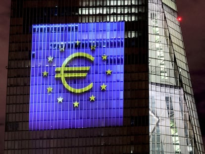 Logo del euro proyectado sobre el edificio del BCE en Fráncfort.