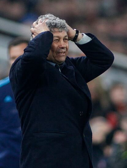 Lucescu lamenta una ocasión durante el partido; su equipo no ha podido remontar la eliminatoria ante el Barcelona.