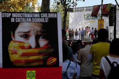 Cartel contra el adoctrinamiento del catalán en las escuelas, este domingo en Barcelona.