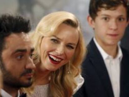 El cineasta Juan Antonio Bayona, junto a la actriz Naomi Watts y al actor Tom Holland, durante el photocall de la película "Lo imposible". EFE/Archivo