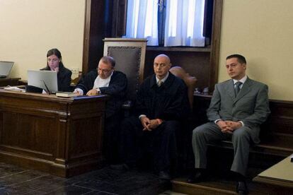 Paolo Gabriele, a la derecha, durante la primera audiencia de su juicio.