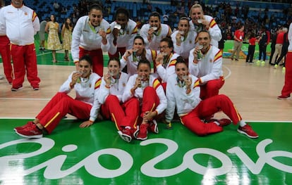 Las jugadoras de baloncesto de España posan con la medalla de plata obtenida tras el partido por la final del torneo de baloncesto femenino de los Juegos Olímpicos Río 2016 que disputaron ante Estados Unidos hoy, en el Arena Carioca 1 del Parque Olímpico de Río de Janeiro.