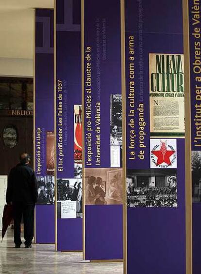 Carteles republicanos en el claustro de la Universidad.