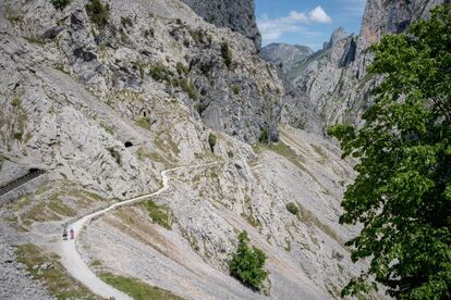 Una vista panorámica  de la ruta del Cares, en el Parque Nacional de los Picos de Europa. 