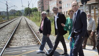 El presidente de Adif, Juanjo Bravo, (derecha) con la alcaldesa de Montcada, Laura Campos, cruzando la vía el pasado mes de mayo.