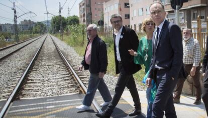 El president d'Adif, Juanjo Bravo (dreta), amb l'alcaldessa de Montcada, Laura Campos, creuant la via el maig passat.