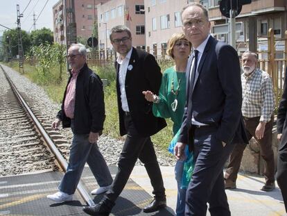 El presidente de Adif, Juanjo Bravo, (derecha) con la alcaldesa de Montcada,  Laura Campos, cruzando la v&iacute;a el pasado mes de mayo.