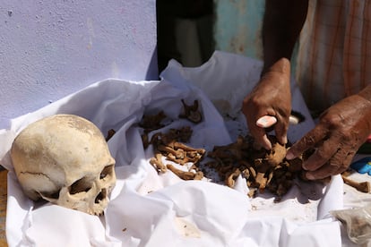 Pese a que en México la exhumación de cadáveres es una práctica regulada por el Poder Judicial (se requiere un permiso de Ministerio Público y la persona que desea exhumar debe argumentar la razón por la que se extraerá el cuerpo), en Pomuch el proceso es sencillo, ya que solo se requiere el acta de defunción y una constancia de exhumación que expide el Gobierno municipal. En la imagen, un hombre limpia los restos de un fallecido, en el cementerio de Pomuch.