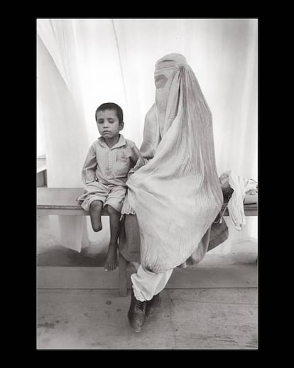 Un niño afgano víctima de una mina acompañado de su madre en Kabul, en agosto de 1996.