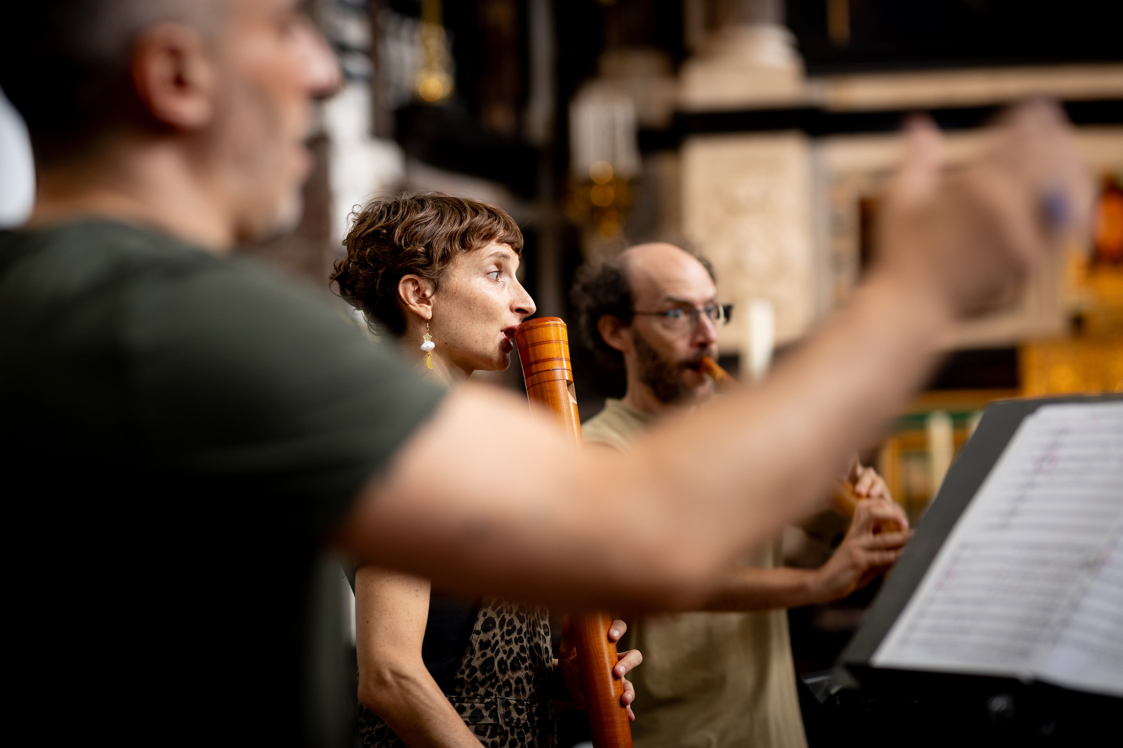 Francisco Mañalich (en primer plano) y dos instrumentistas de su grupo Comet Musicke en la Sint-Carolus Borromeuskerk de Amberes el lunes por la noche.