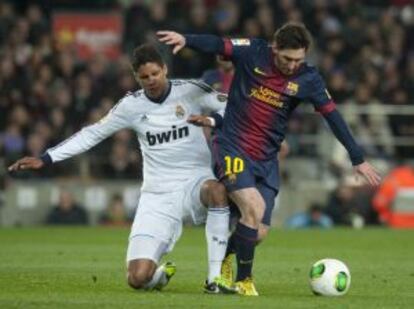 Varane pelea por el balón con Messi.