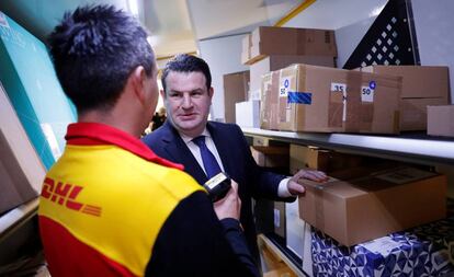 l ministro de Trabajo, Hubertus Heil, conversa con un conductor de DHL.