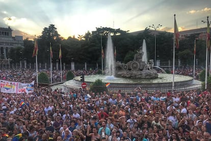 Vista de la Plaza de Cibeles, en Madrid, desde la carroza de Cogam el día del Orgullo.